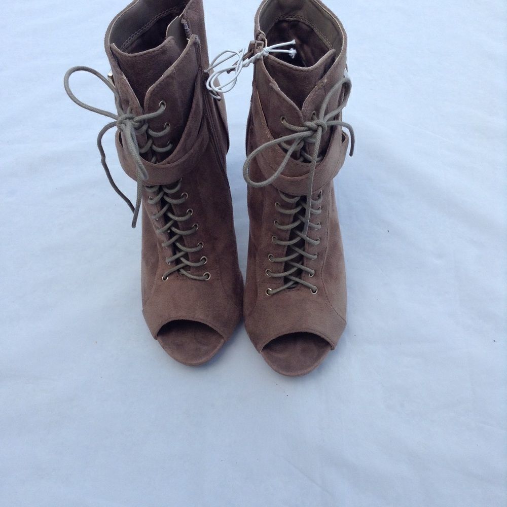 Wild Diva Faux Suede Lace-Up Peep Toe Ankle Booties Never Worn Size 7.5